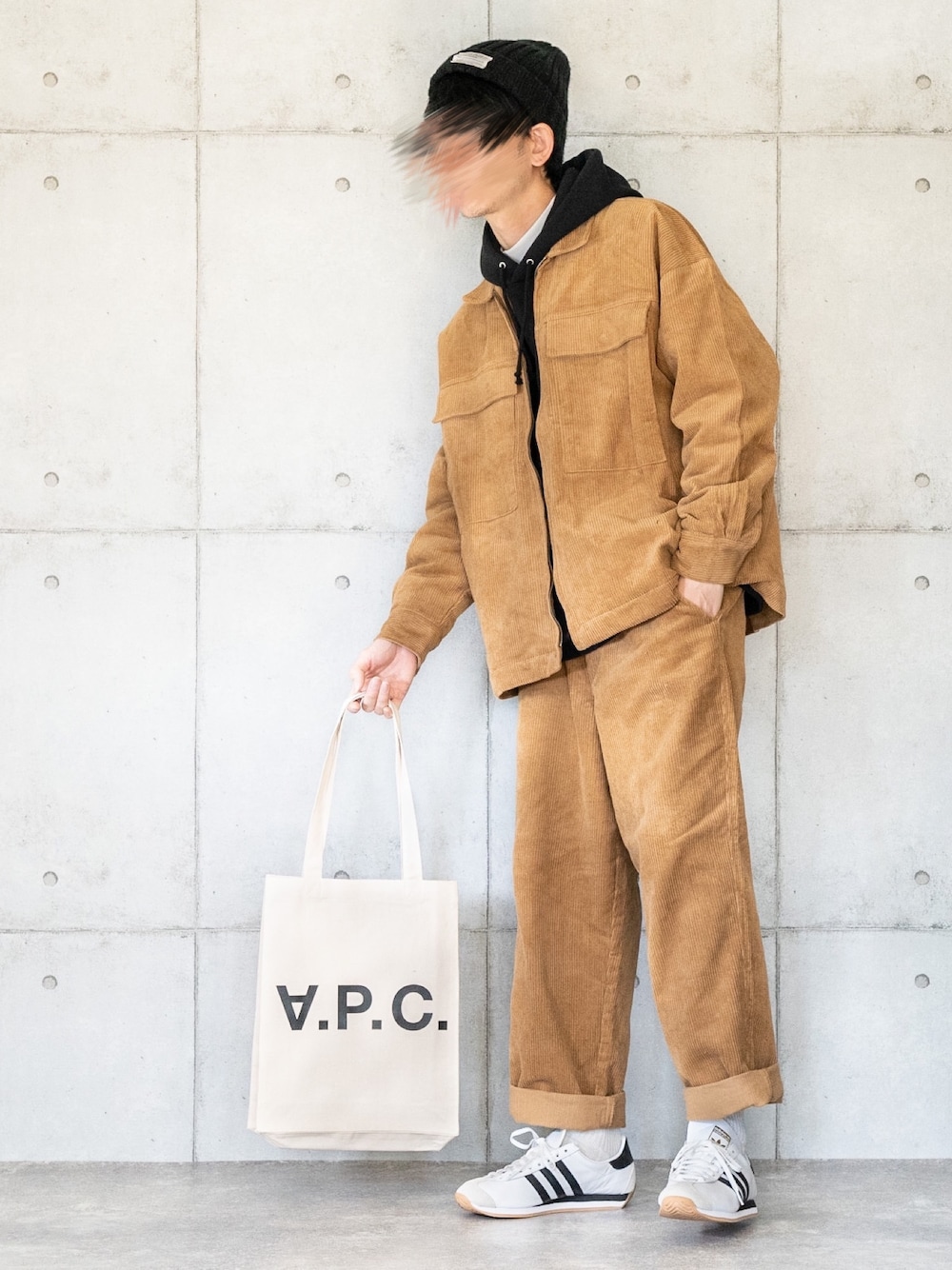 ベージュ系のブルゾン、ベージュ系のその他パンツ、ホワイト系のトートバッグを着用したメンズの冬コーディネートの1枚目の写真