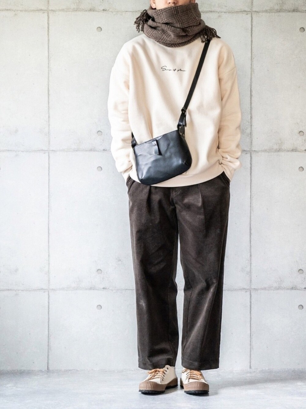 「スウェット、ショルダーバッグ、コーデュロイパンツ、ワイドパンツ、マフラー、マフラーぐるぐる、チェックマフラー、冬のコーデ、ブラウン色に染まれ」｜「SENSE OF PLACE by URBAN RESEARCHのシシュウヘビーウエイトスウェットシャツ（スウェット、ホワイト系）」を使った、しゅんたろーさん（メンズ・177cm）の冬コーディネートの1枚目の写真