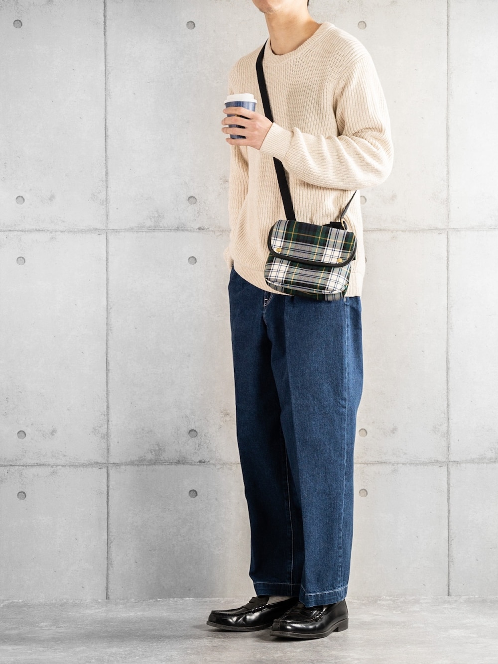 その他のショルダーバッグ、ブルー系のデニムパンツを着用したメンズの冬コーディネートの1枚目の写真