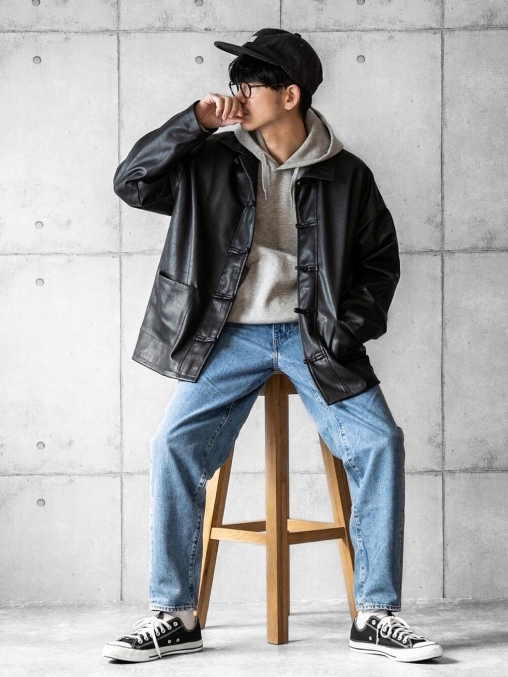 「カンフージャケット、レザージャケット、パーカー、キャップ、デニム、デニムパンツ、converse、カジュアルコーデ、オトナカジュアル」｜「Revo.の【ZOZO限定】Revo. ヴィーガンレザー ワイド カンフージャケット 2021SS（ブルゾン、ブラック系）」を使った、しゅんたろーさん（メンズ・177cm）の冬コーディネートの1枚目の写真