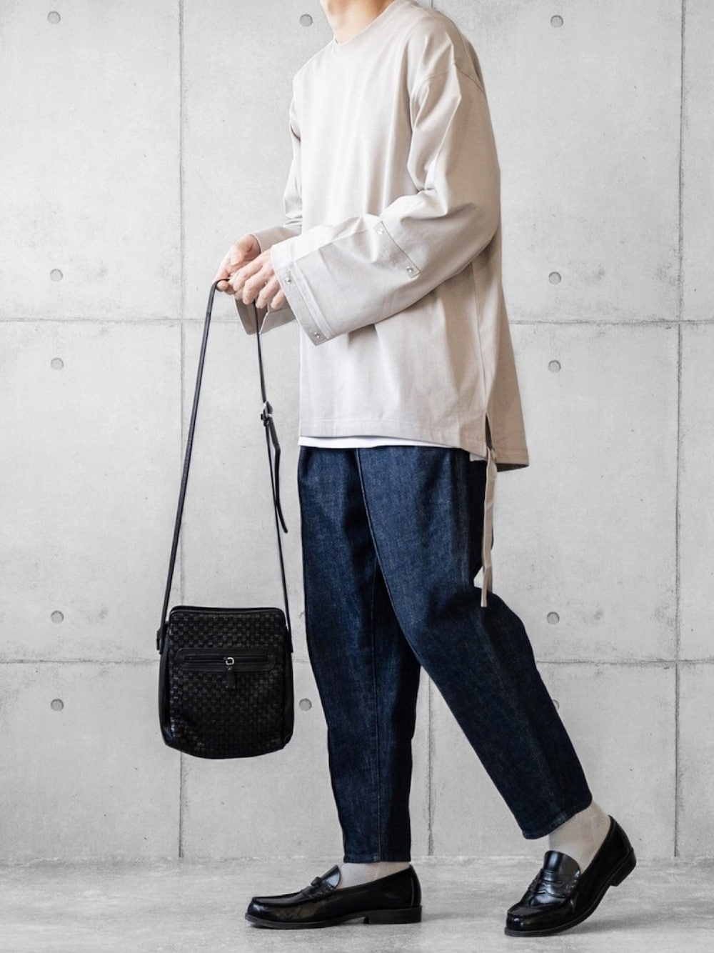 「ローファー、テーパードパンツ、テーパードデニム、ショルダーバッグ、レザーバッグ、カットソー、レイヤードスタイル、休日スタイル、春コーデ」｜「CULLNIの2019春夏　2タックデニムパンツ（デニムパンツ、ブルー系）」を使った、しゅんたろーさん（メンズ・177cm）の春コーディネートの1枚目の写真