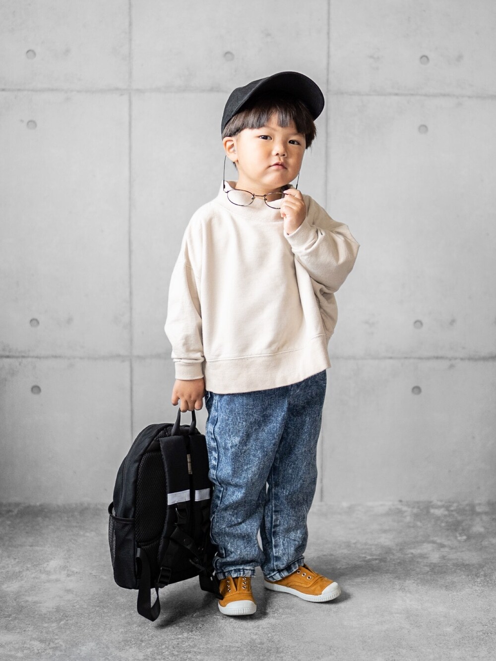 「スウェット、シェフパンツ、ケミカルウォッシュ、スリッポン、バックパック、キャップ、NEW ERA、春コーデ、キッズコーデ」｜「GUのアイテム（パンツ、ブルー系）」を使った、しゅんたろーさん（キッズ・100cm）の春コーディネートの1枚目の写真