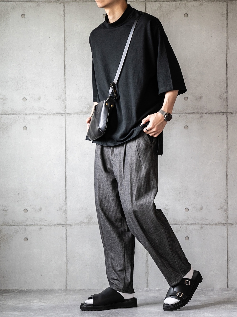 ブラック系のTシャツ/カットソー、ブラック系のその他パンツ、ブラック系のサンダルを着用したメンズの春コーディネートの1枚目の写真