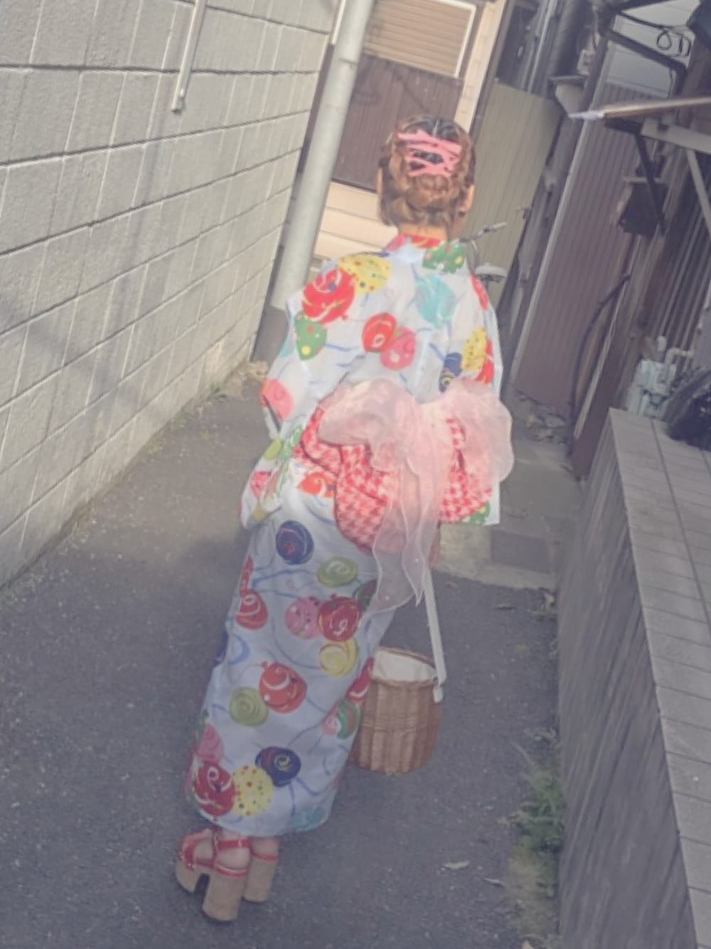 「花火大会、浴衣、浴衣コーデ、ヨーヨー柄、かごバッグ、編み込みヘア、夏、低身長、赤」｜「GRLのバスケットカゴバッグ（かごバッグ、ホワイト系）」を使った、ささん（レディース・150cm）の夏コーディネートの1枚目の写真