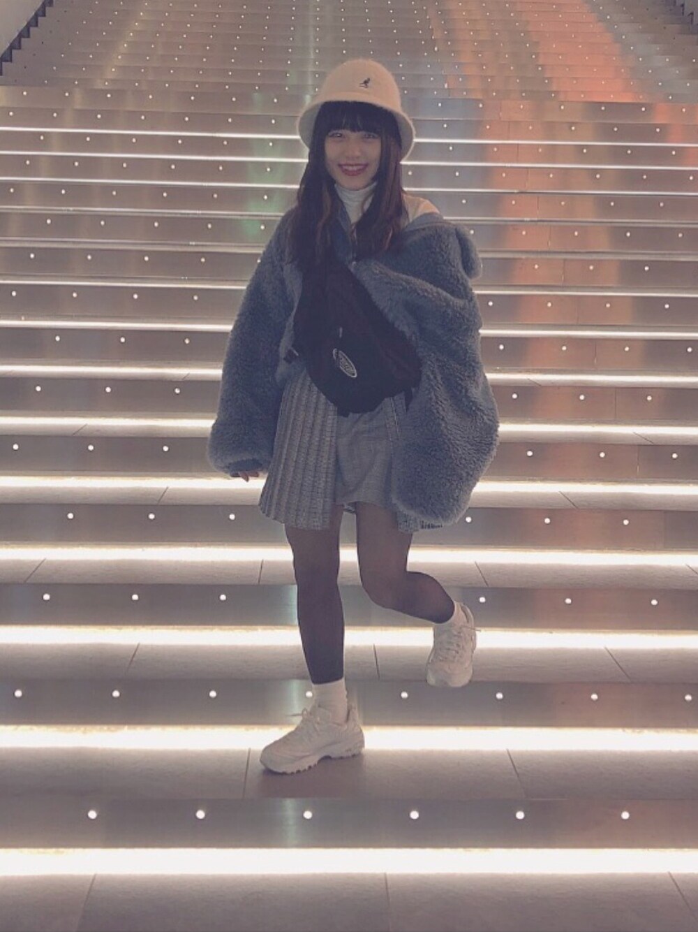 「くすみブルー、ダットシューズ、ボアブルゾン、ホワイト、ストリートMIX、低身長」｜「SKECHERSのWEGO/SKECHERS DLITES-DREAM BRIGHT（スニーカー、ホワイト系）」を使った、ささん（レディース・150cm）の冬コーディネートの1枚目の写真