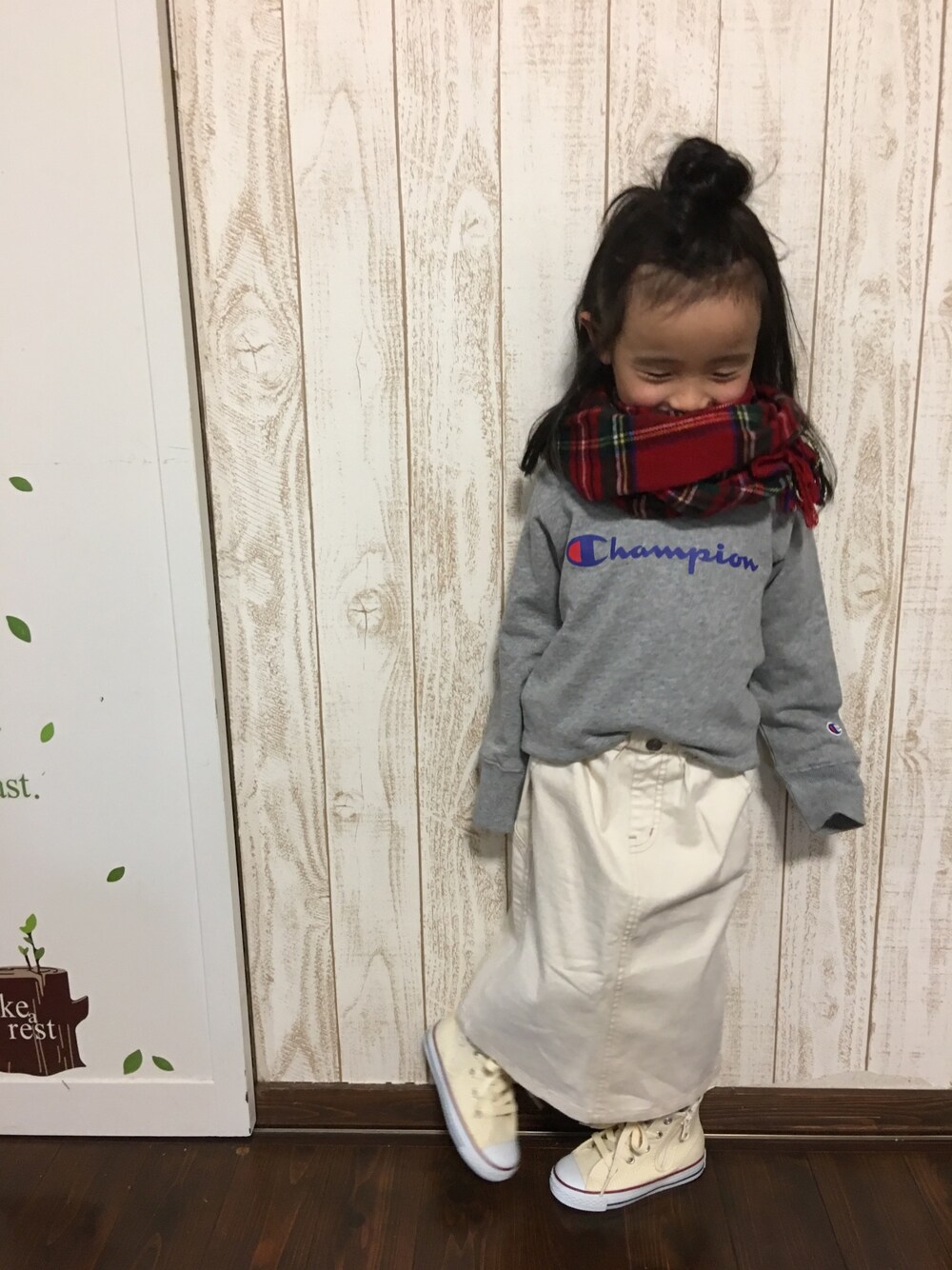 「4歳児、女の子コーデ、女の子、白スニーカー、白スカート、キッズコーデ、コンバース ハイカット、マフラーコーデ、マフラー」｜「GLOBAL WORKのアイテム（スカート、ホワイト系）」を使った、meiri &nanaseさん（キッズ・100cm）の冬コーディネートの1枚目の写真