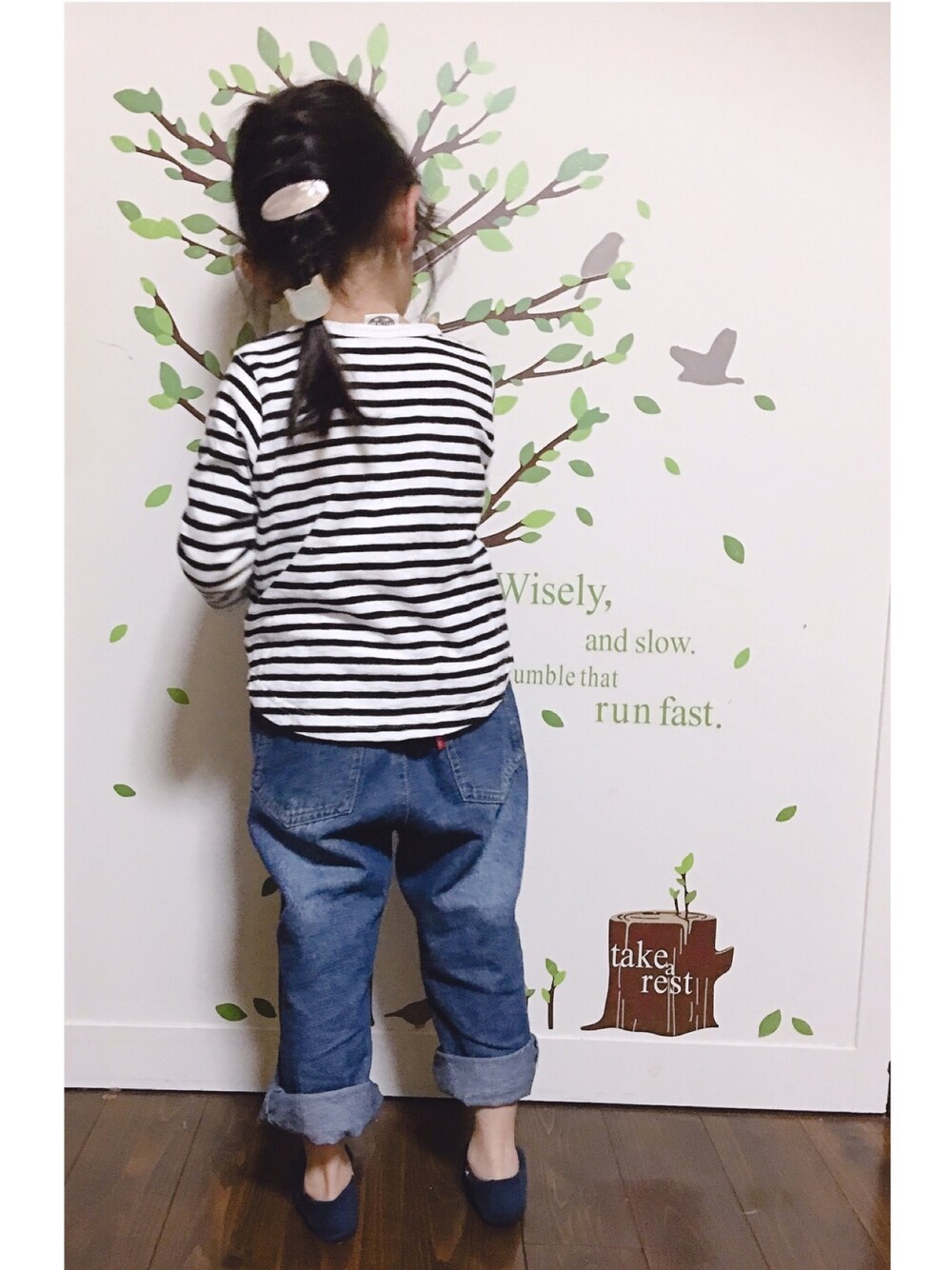 「5歳、女の子、女の子コーデ、キッズコーデ、ボーダー、プチプラ、おしゃれさんと繋がりたい、休日スタイル、おんなのこ、カジュアルコーデ」｜「セリアのアイテム（ヘアゴム、グリーン系）」を使った、meiri &nanaseさん（キッズ・100cm）の春コーディネートの1枚目の写真