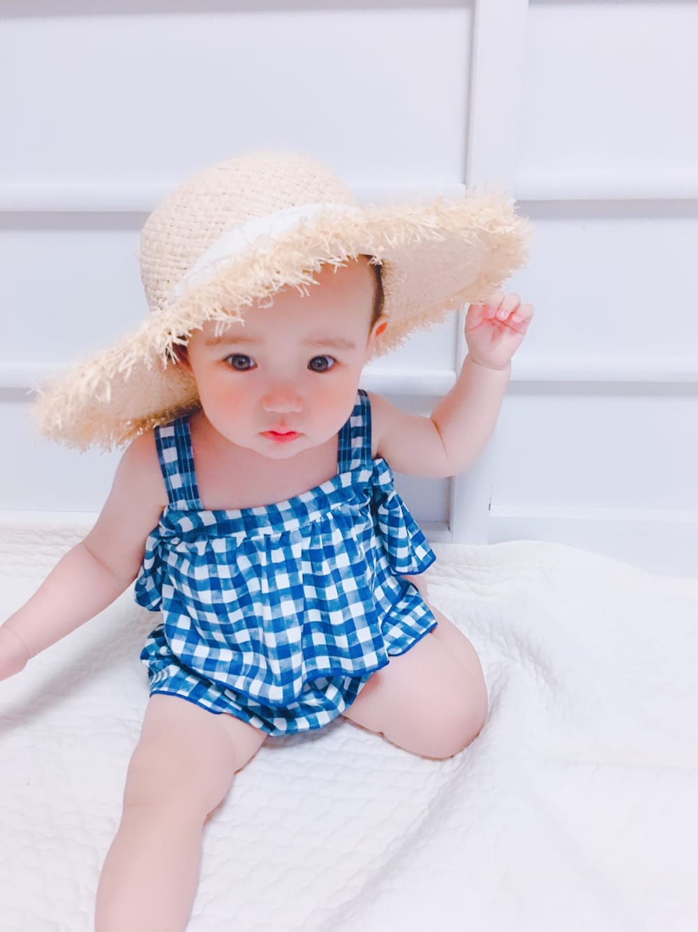 「1歳、赤ちゃん、おんなのこ、ベビー水着、ベビーコーデ、むぎわら帽子、夏コーデ、ギンガムチェック、女の子、おしゃれさんと繋がりたい」｜「くじめ屋のアイテム（水着、ブルー系）」を使った、meiri &nanaseさん（キッズ・100cm）の夏コーディネートの1枚目の写真
