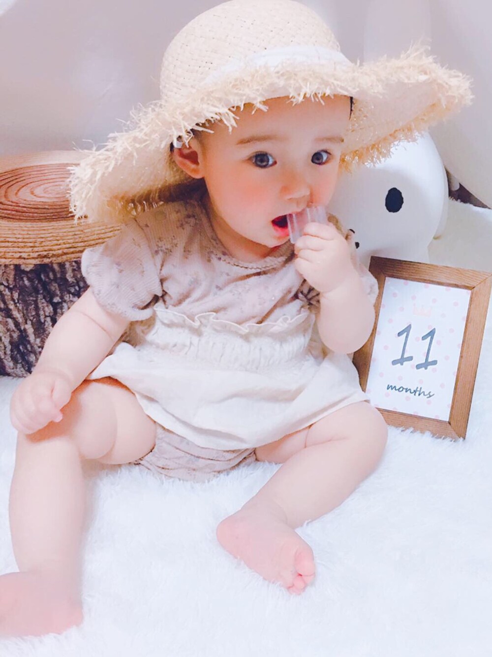 「1歳、赤ちゃん、あかちゃんコーデ、ベビーコーデ、ベビー、おしゃれさんと繋がりたい、女の子、休日スタイル、むきわら帽子」｜「Birthdayのアイテム（ロンパース、ベージュ系）」を使った、meiri &nanaseさん（キッズ・100cm）の夏コーディネートの1枚目の写真