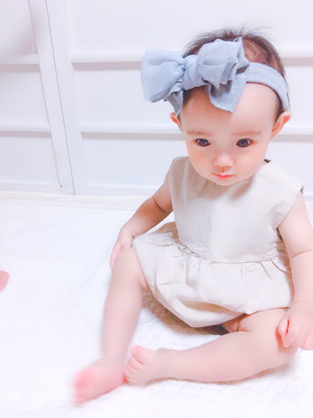 「赤ちゃん、女の子、女の子ベビー、ベビーコーデ、ヘアバンド、ロンパース、ベビー、リネン、夏コーデ、1歳」｜「韓国子供服のアイテム（ロンパース、グレー系）」を使った、meiri &nanaseさん（キッズ・100cm）の夏コーディネートの1枚目の写真