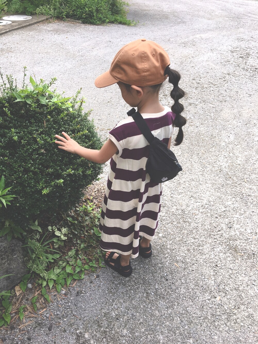 「5歳、5歳女の子、女の子、キッズファッション、キッズコーデ、休日スタイル、ワンピース、キャップ、サンダル、女子コーデ」｜「THE NORTH FACEのアイテム（ボディバッグ/ウエストポーチ、ブラック系）」を使った、meiri &nanaseさん（キッズ・100cm）の夏コーディネートの1枚目の写真