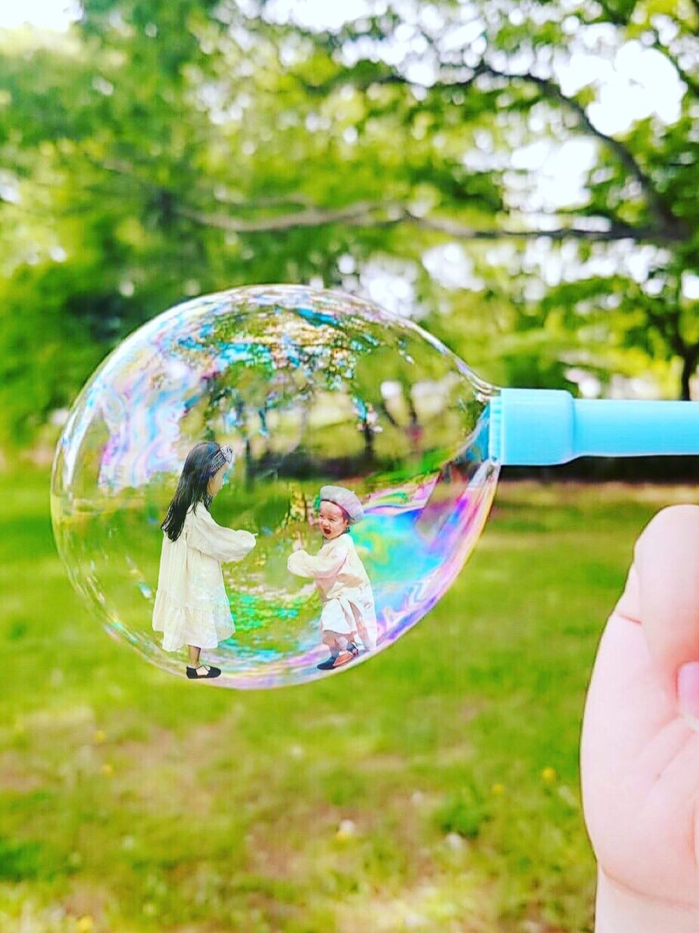 「姉妹コーデ、おしゃれさんと繋がりたい、キッズファッション、女の子コーデ、1歳、6歳、ワンピース、ヘアバンド、ベレー帽、休日スタイル」｜「Birthdayのアイテム（ヘアバンド、ブラウン系）」を使った、meiri &nanaseさん（キッズ・100cm）の春コーディネートの1枚目の写真