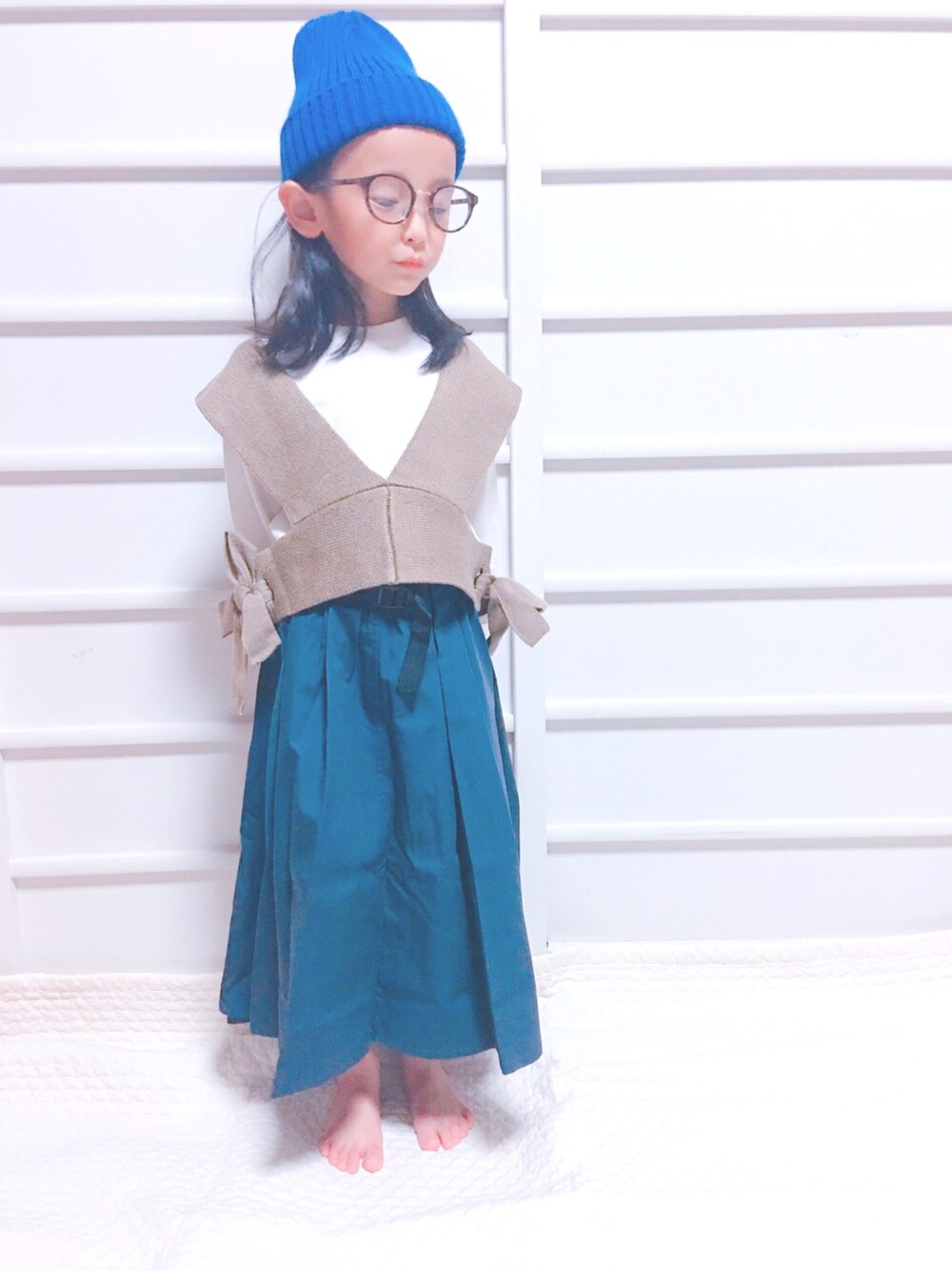 「6歳、6歳女の子、ビスチェ、女の子、女の子コーデ、秋のコーデ、キッズコーデ、カジュアル、スカート、ニット帽」｜「petit mainのアイテム（トップス、ベージュ系）」を使った、meiri &nanaseさん（キッズ・110cm）の秋コーディネートの1枚目の写真