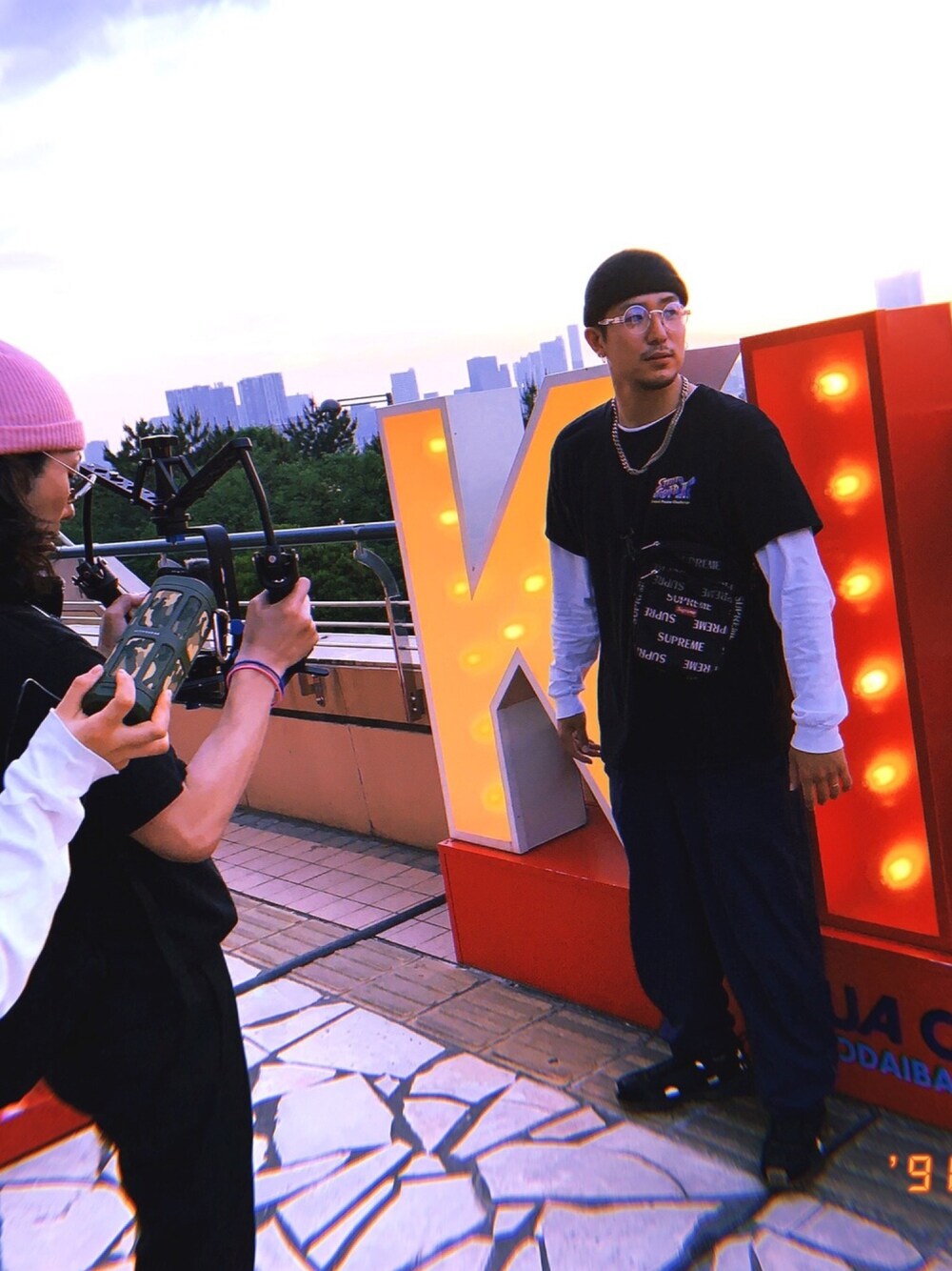 「HIPHOP、ストリート、トラックパンツ、レイヤードスタイル、ストリートファイター、ショルダーバッグ、ビーニー、フィッシャーマンキャップ」｜「MONKEY TIMEのアイテム（ネックレス、ゴールド系）」を使った、りゅういち先生さん（メンズ・178cm）の春コーディネートの1枚目の写真