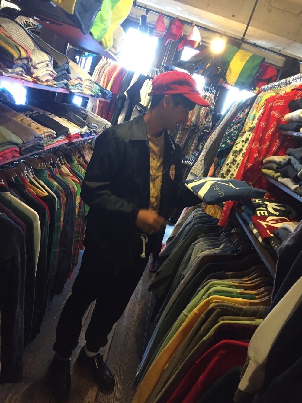 「きれいめカジュアル、紐ベルト、HARE、黒コーデ、ノーカラーシャツ、休日スタイル、ootd、tuck in、タックイン」｜「HAREのストレッチジョッパーパンツ(HARE)（その他パンツ、ブラック系）」を使った、T-laxさん（メンズ・167cm）の春コーディネートの1枚目の写真