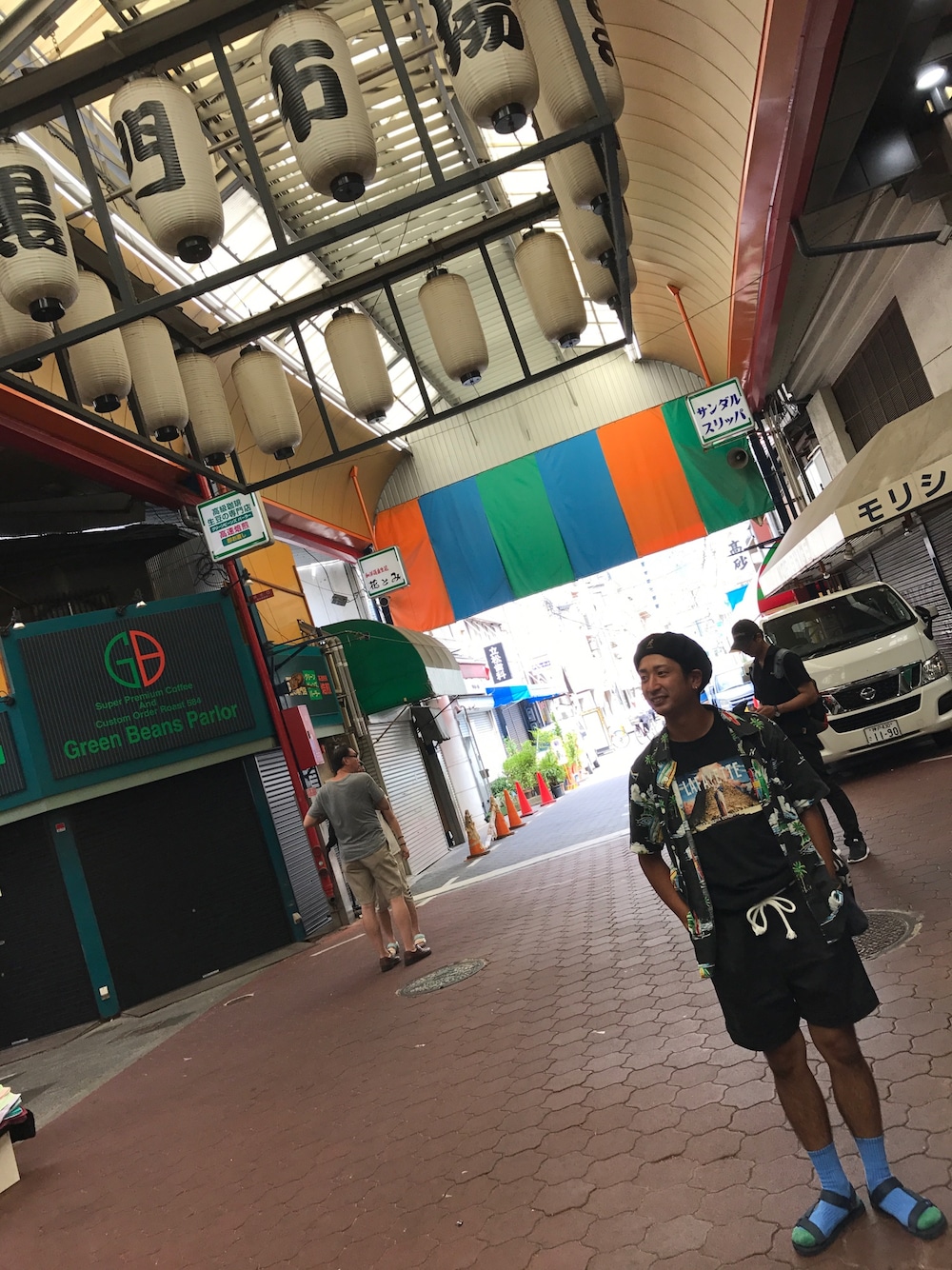 「アロハシャツ、夏、タックイン、テバ、teva、黒、ショートパンツ、ラファイエット、古着MIX、ootd」｜「Lafayetteのアイテム（Tシャツ/カットソー、ブラック系）」を使った、T-laxさん（メンズ・167cm）の夏コーディネートの1枚目の写真