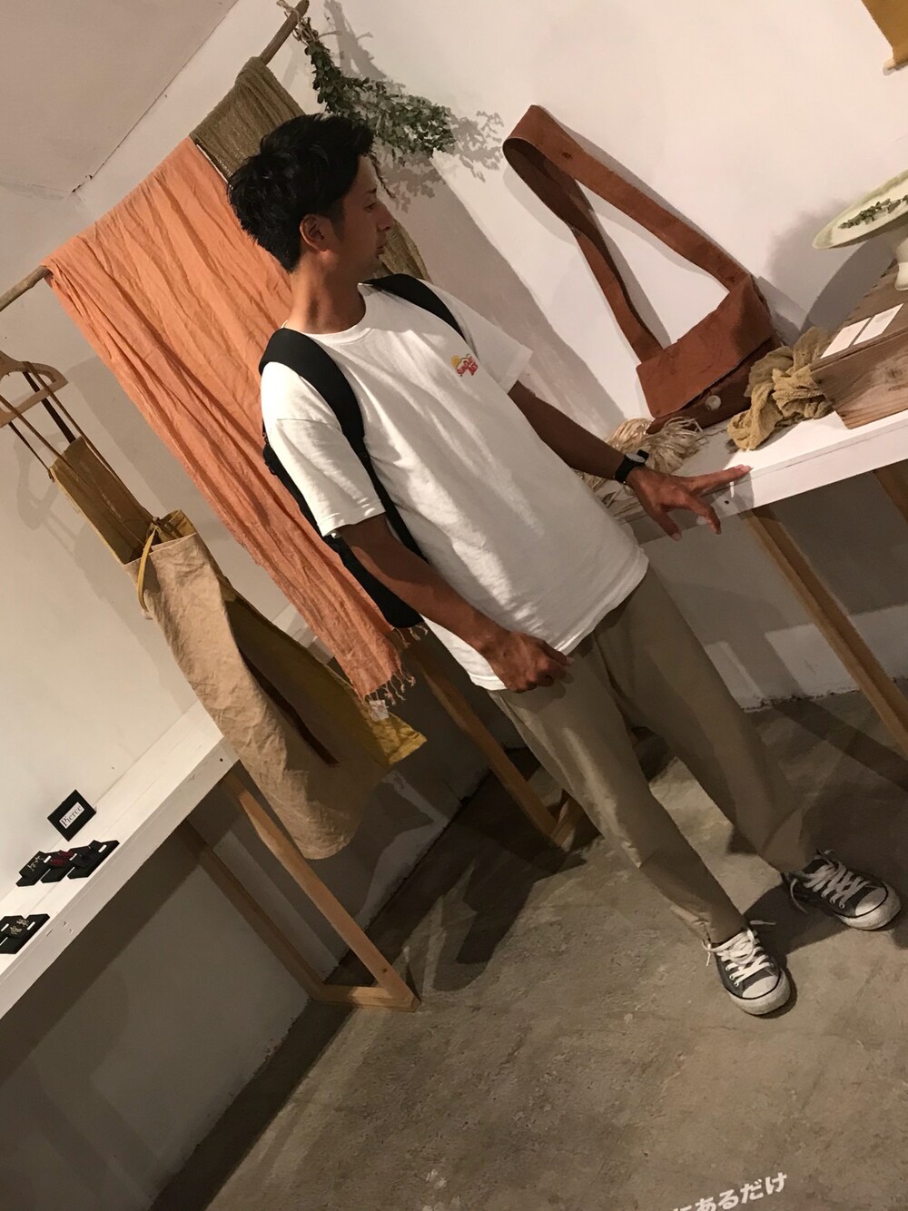 「旅行、シンプル、白Tシャツ、コンバース、熱海、夏」｜「CONVERSEのconverse コンバース ALL STAR TRICOTAPE OX オールスター トリコテープ オックス 32168867 GRAY（スニーカー、グレー系）」を使った、T-laxさん（メンズ・167cm）の夏コーディネートの1枚目の写真