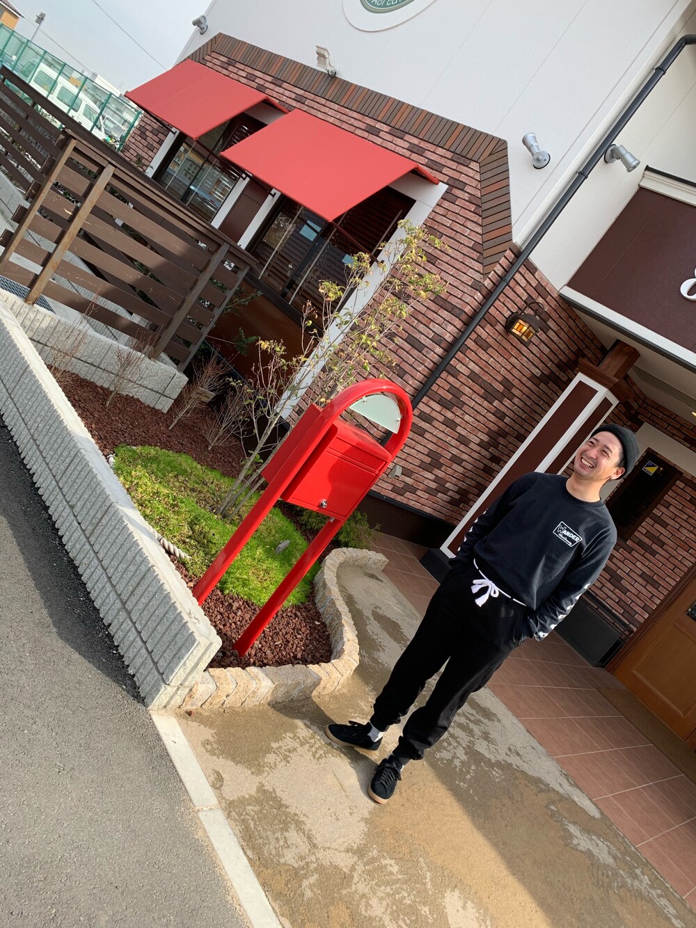 「シンプル、春、ゆるコーデ、いいね、save、フォローお願いします🤑、おしゃれさんと繋がりたい、ブラック、黒、タックイン」｜「NIKEのNIKE SB チェックソーラー（スニーカー、ブラック系）」を使った、T-laxさん（メンズ・167cm）の春コーディネートの1枚目の写真