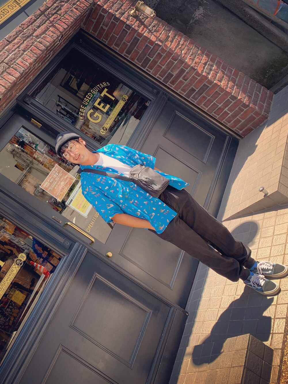 「アロハシャツ、ニコアンド、シンプルコーデ」｜「VANSのアイテム（スニーカー、ブルー系）」を使った、T-laxさん（メンズ・167cm）の夏コーディネートの1枚目の写真