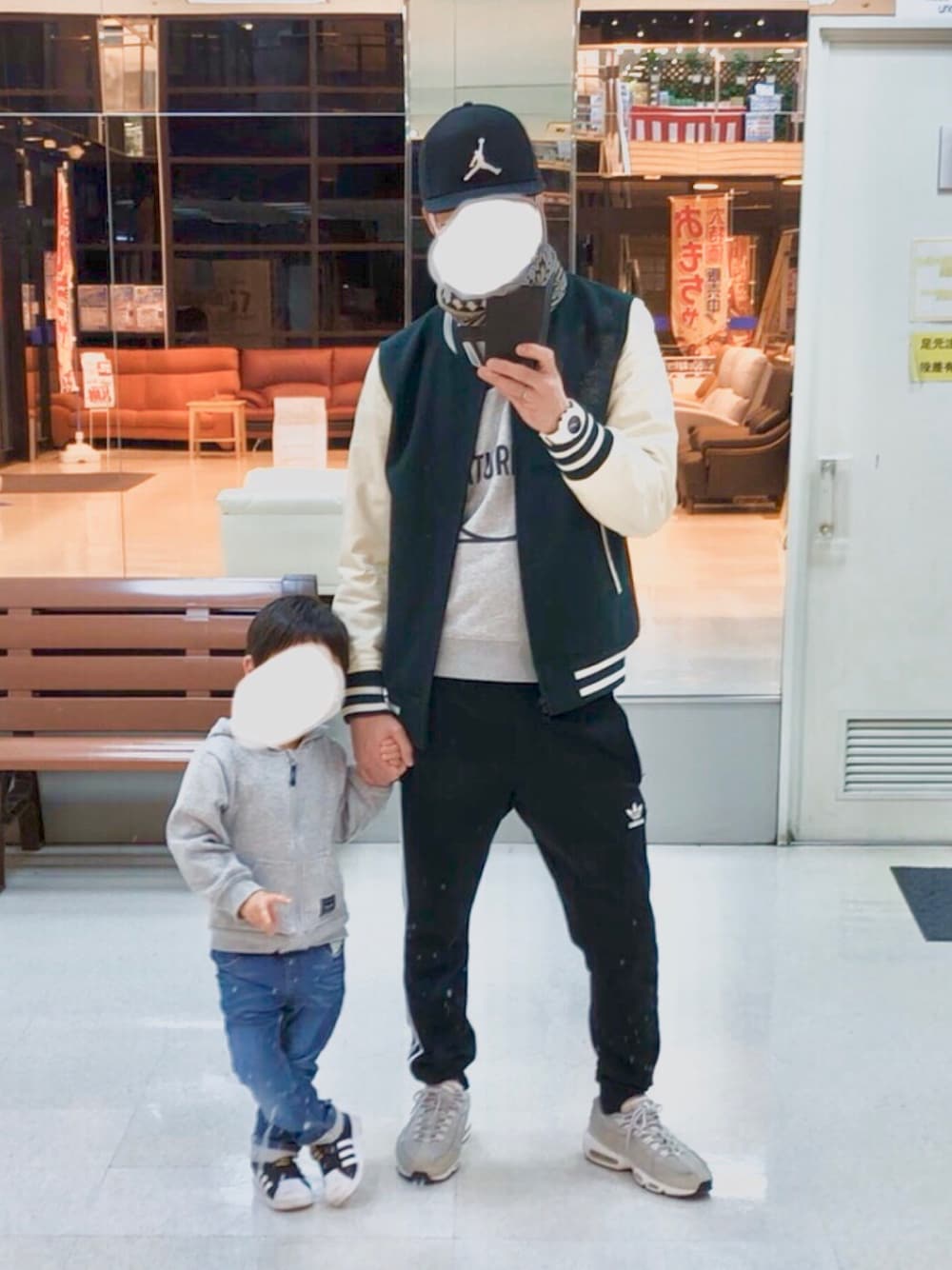 「休日スタイル、スタジャン、ジャージ、メルカリコーデ」｜「AIR JORDANのアイテム（キャップ、ブラック系）」を使った、カリさん（メンズ・175cm）の春コーディネートの1枚目の写真