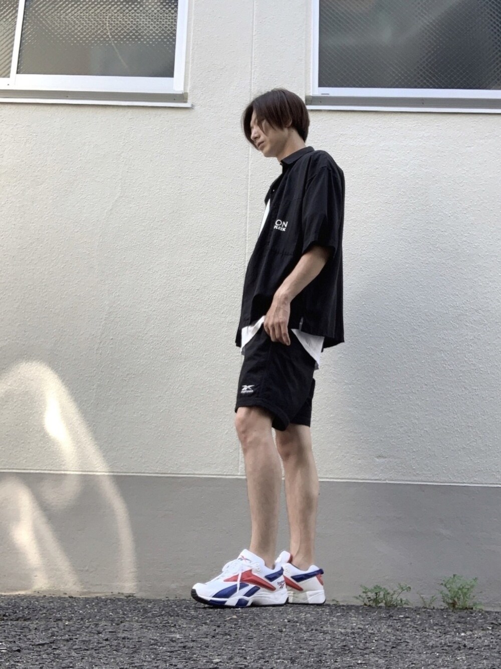 「オトナカジュアル、reebok、Reebokclassic、リーボックインターバル96、reebokinterval、reebokeightyone、黒コーデ、ゆるコーデ、スニーカーコーデ、パパコーデ」｜「ChampionのChampion/チャンピオン オーバーサイズ クルーネック 半袖 Tシャツ（Tシャツ/カットソー、ホワイト系）」を使った、むらさきさん（メンズ・180cm）の秋コーディネートの1枚目の写真