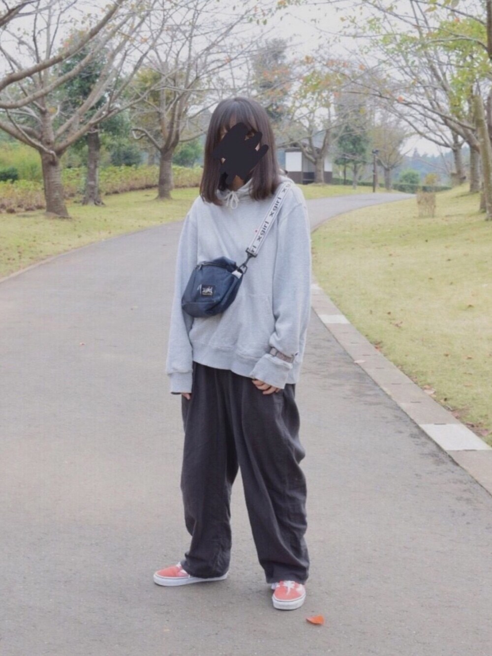 「秋コーデ、ゆるコーデ、ラフ、古着、ニコアンド、チャンピオン、エックスガール、ビームス、ストリート服が好き」｜「VANSのVANS ヴァンズ OLD SKOOL オールドスクール VN0A38G1QSR FADED ROSE（スニーカー、ピンク系）」を使った、りんさん（レディース・158cm）の秋コーディネートの1枚目の写真