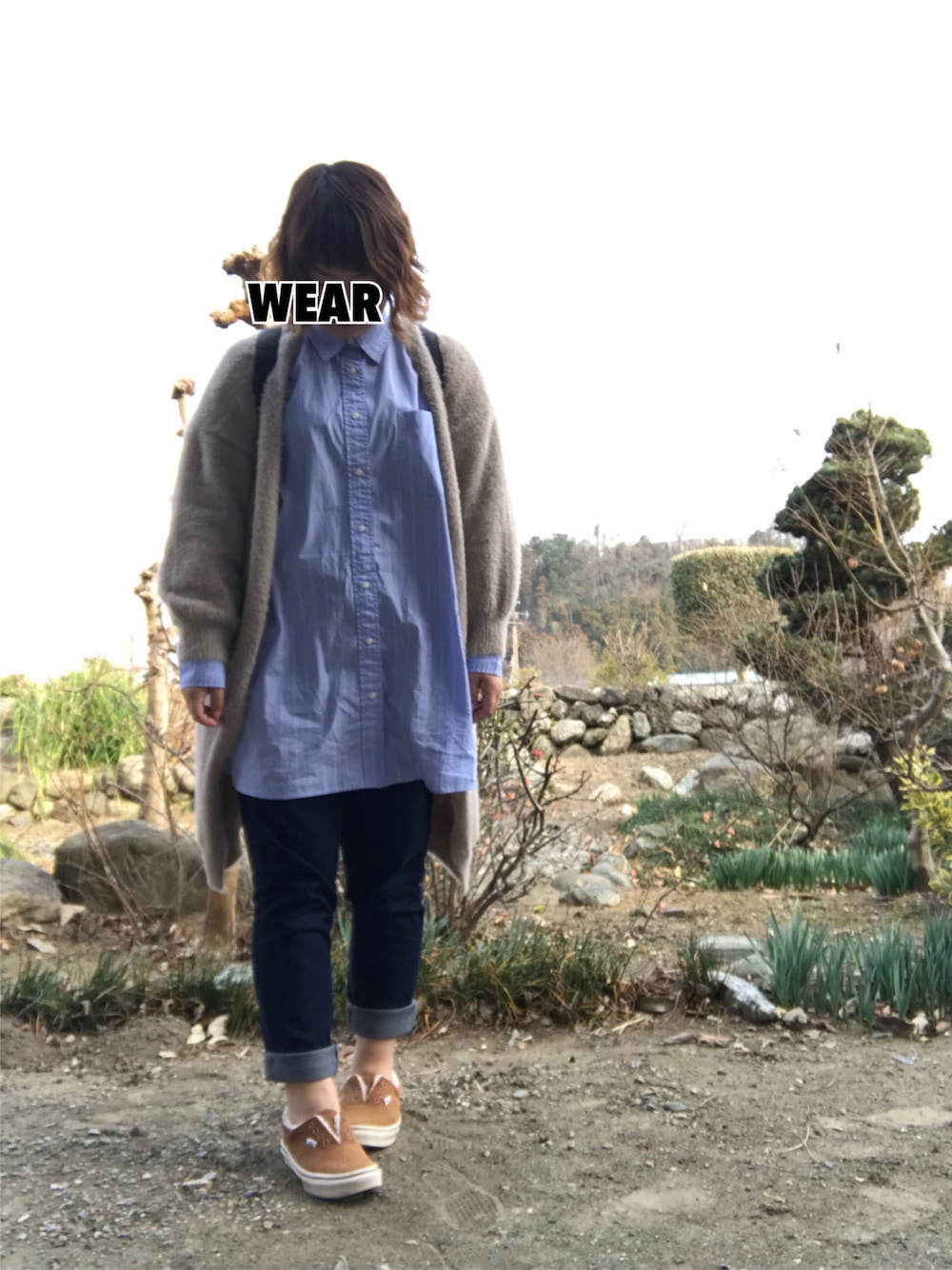 ベージュ系のカーディガン/ボレロ、ブルー系のシャツ/ブラウス、ブルー系のデニムパンツを着用したレディースの春コーディネートの1枚目の写真