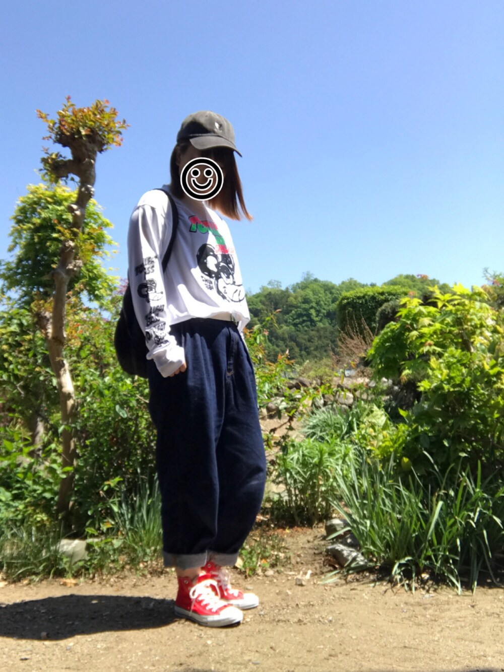 ホワイト系のTシャツ/カットソー、ブルー系のデニムパンツ、レッド系のスニーカーを着用したレディースの春コーディネートの1枚目の写真