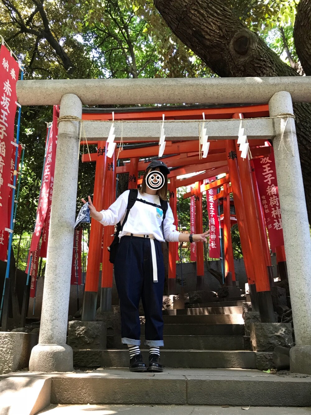 ホワイト系のTシャツ/カットソー、ブルー系のデニムパンツ、ブラック系のブーツを着用したレディースの春コーディネートの1枚目の写真