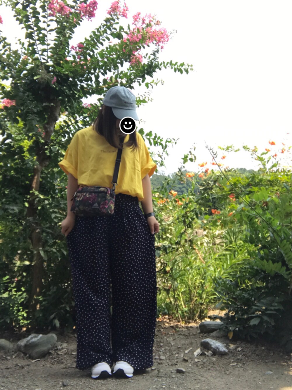 イエロー系のTシャツ/カットソー、その他のショルダーバッグ、ブルー系のパンツを着用したレディースの夏コーディネートの1枚目の写真