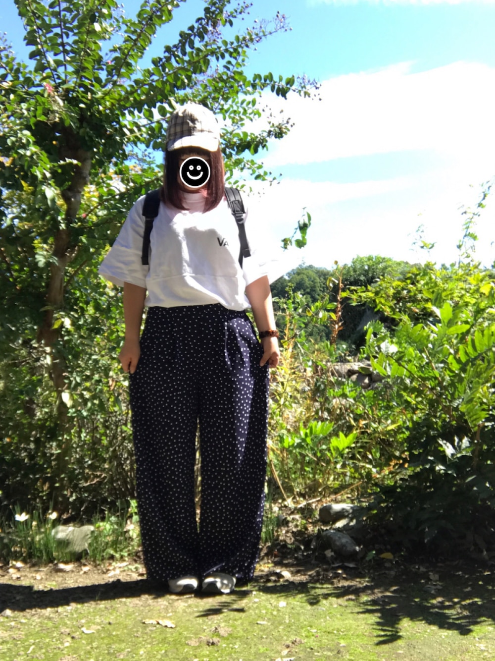 ホワイト系のTシャツ/カットソー、ブルー系のパンツ、ホワイト系のスニーカーを着用したレディースの秋コーディネートの1枚目の写真