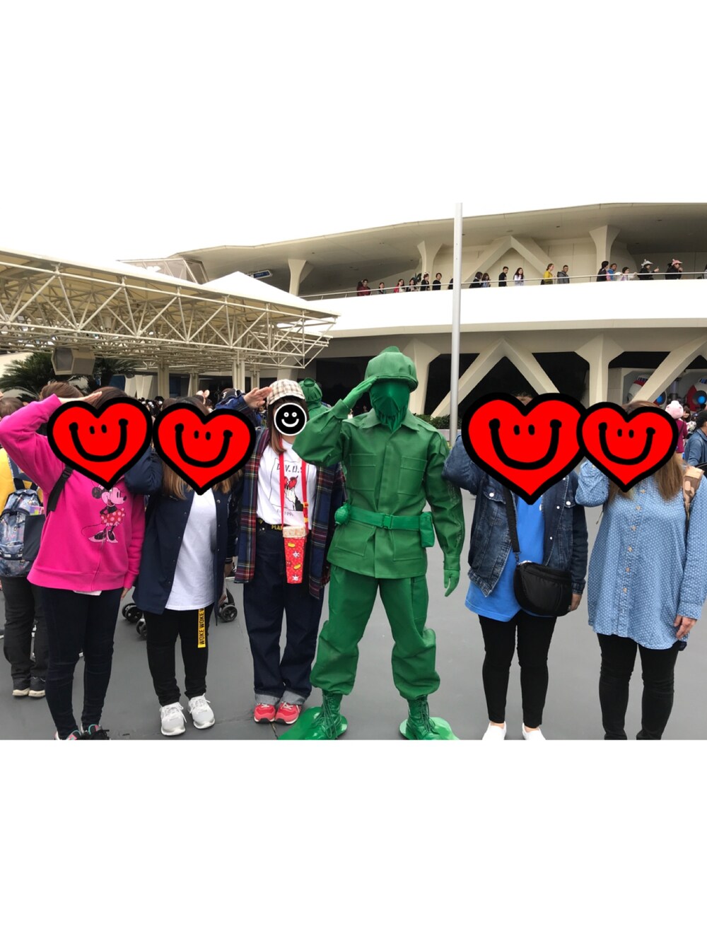 ホワイト系のTシャツ/カットソー、ブルー系のシャツ/ブラウス、ブルー系のデニムパンツを着用したレディースの秋コーディネートの1枚目の写真