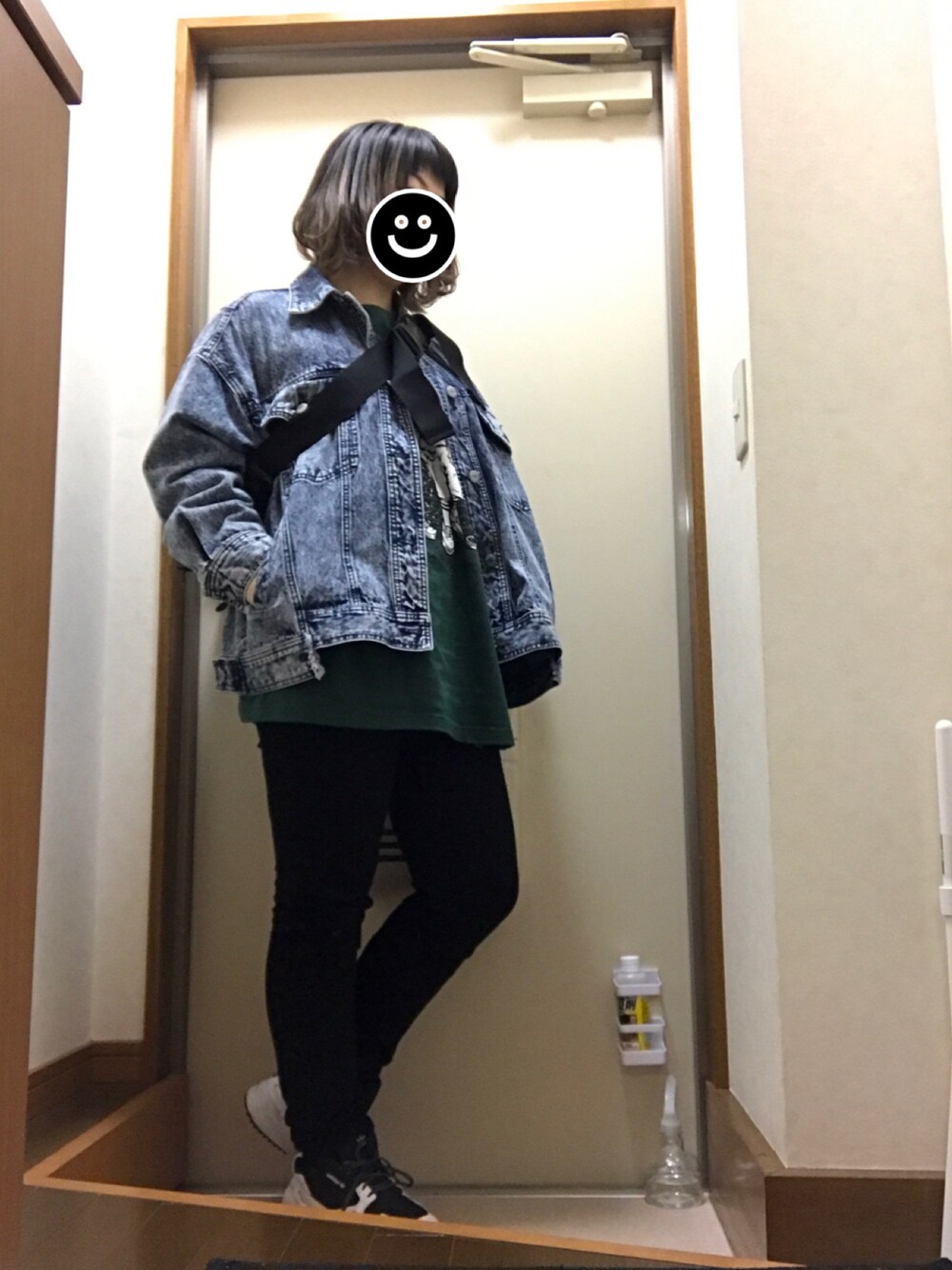 ブルー系のその他アウター、グリーン系のTシャツ/カットソー、ブラック系のデニムパンツを着用したレディースの冬コーディネートの1枚目の写真