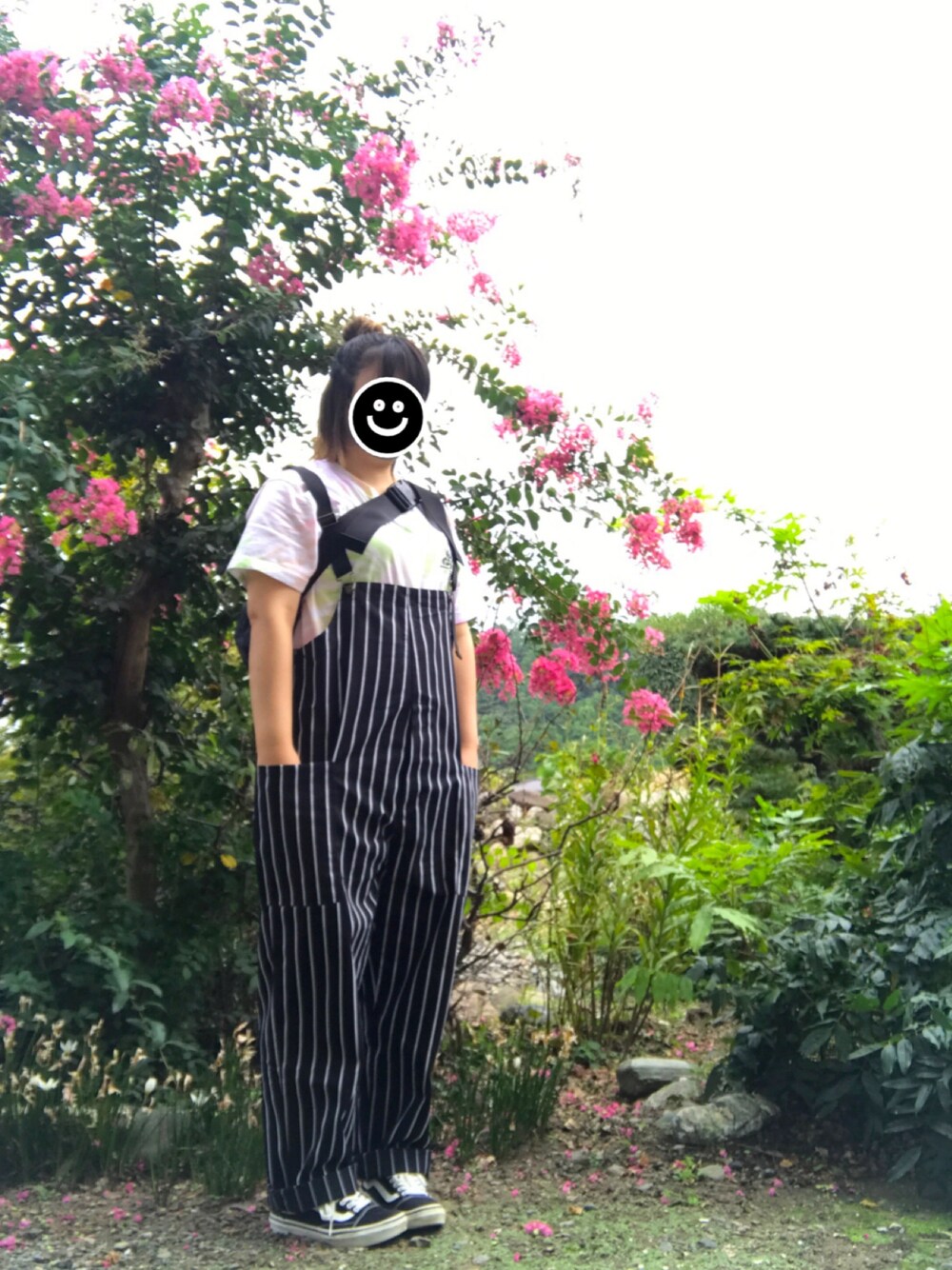 その他のTシャツ/カットソー、ブラック系のサロペット/オーバーオール、その他のボディバッグ/ウエストポーチを着用したレディースの秋コーディネートの1枚目の写真