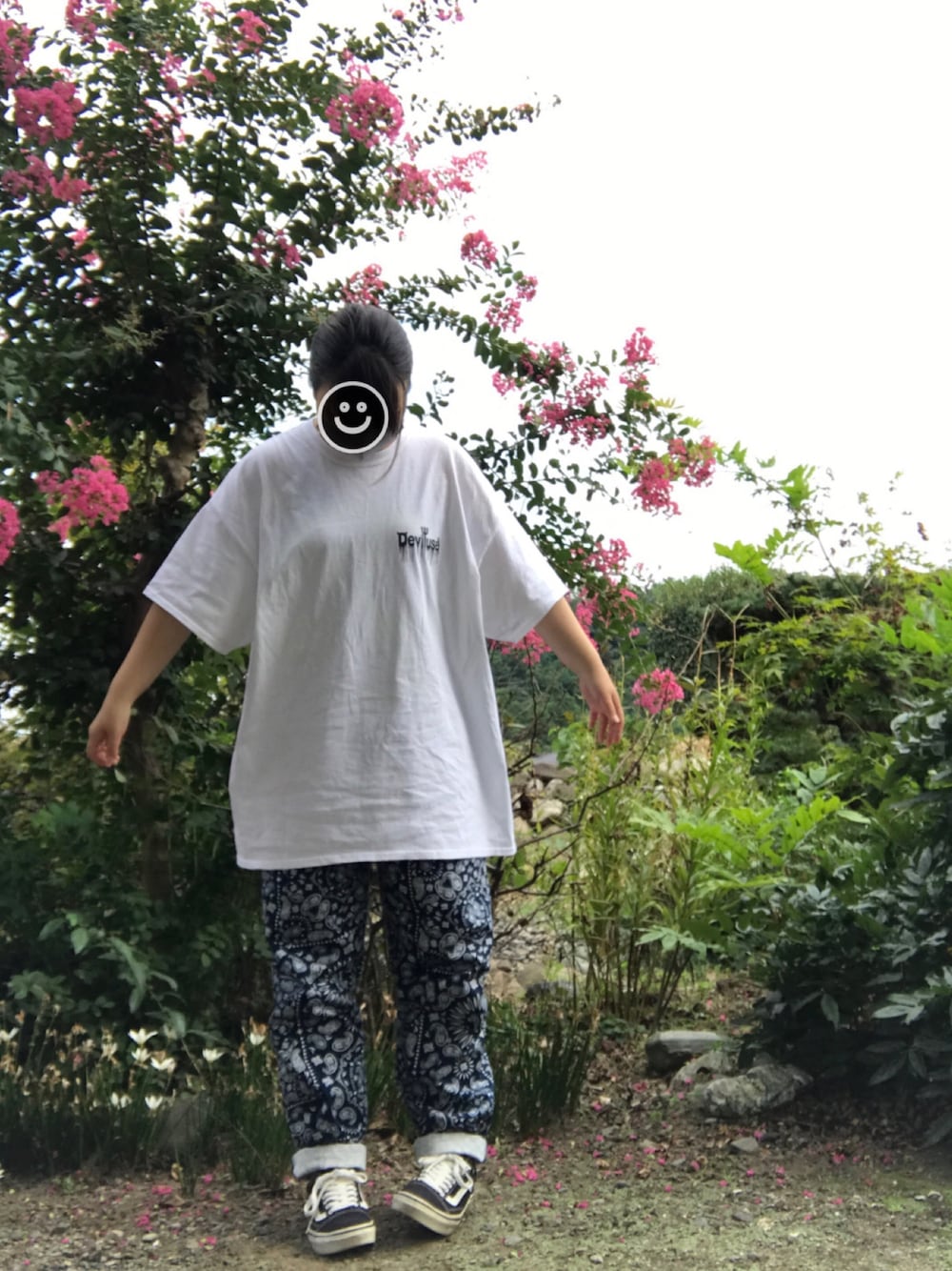 ホワイト系のTシャツ/カットソー、その他のチノパンツ、ブラック系のスニーカーを着用したレディースの秋コーディネートの1枚目の写真