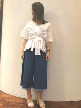 「NANO universe（ナノユニバース）のアイテム（シャツ/ブラウス、ホワイト系）」を使った、nano・universe 渋谷神南 Womensさん（レディース・160cm）の春コーディネート