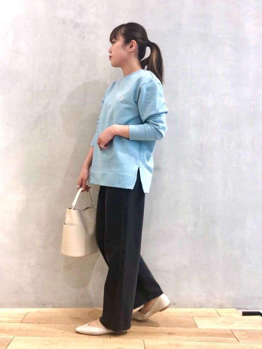 ブルー系のTシャツ/カットソー、ホワイト系のショルダーバッグ、ホワイト系のその他シューズを着用したレディースの冬コーディネートの1枚目の写真