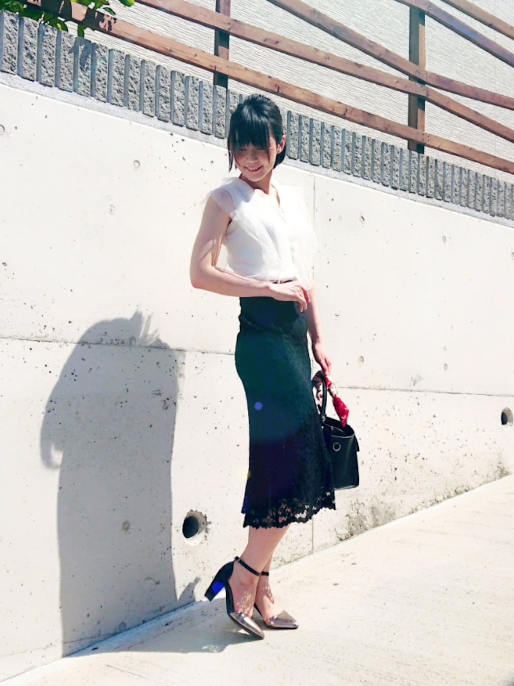 「夏のワントーンコーデ、シンプル、大人コーデ、きれいめカジュアル、モノトーンコーデ、タイトスカート、セパレートパンプス、fifth、ユニクロ、ジーナシス」｜「fifthのチュールドッキングフリルニット（ニット/セーター、ホワイト系）」を使った、安達 桃江 | Momoe Adachiさん（レディース・162cm）の夏コーディネートの1枚目の写真