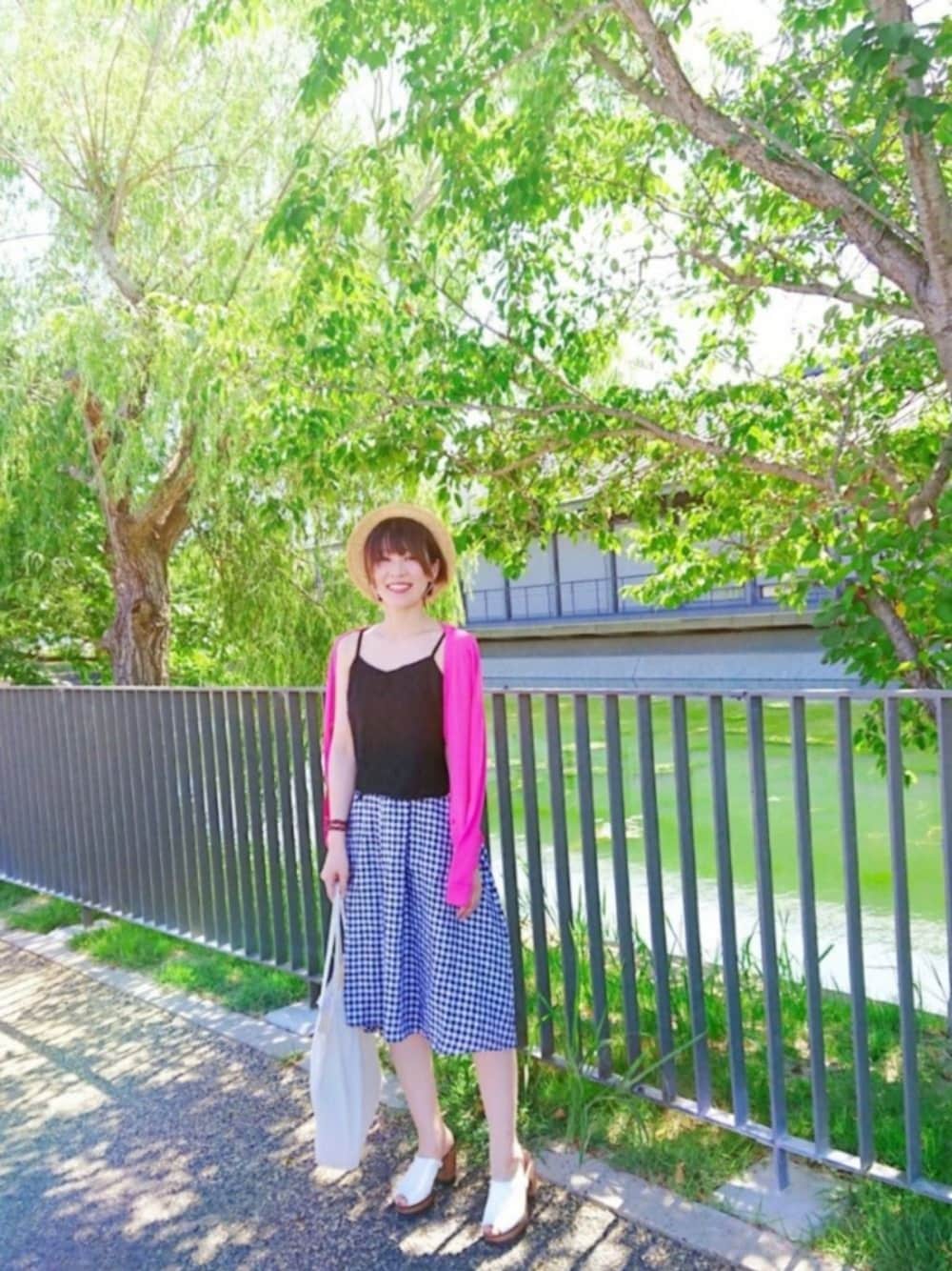「リネンスカート、マキシスカート、ワンピース、アレンジ、フューシャピンク、キャミソール、カンカン帽、オトナカジュアル、お目立ちネオンコーデ、秋服準備はじめたい」｜「one wayのアイテム（カーディガン/ボレロ、ピンク系）」を使った、安達 桃江 | Momoe Adachiさん（レディース・162cm）の秋コーディネートの1枚目の写真