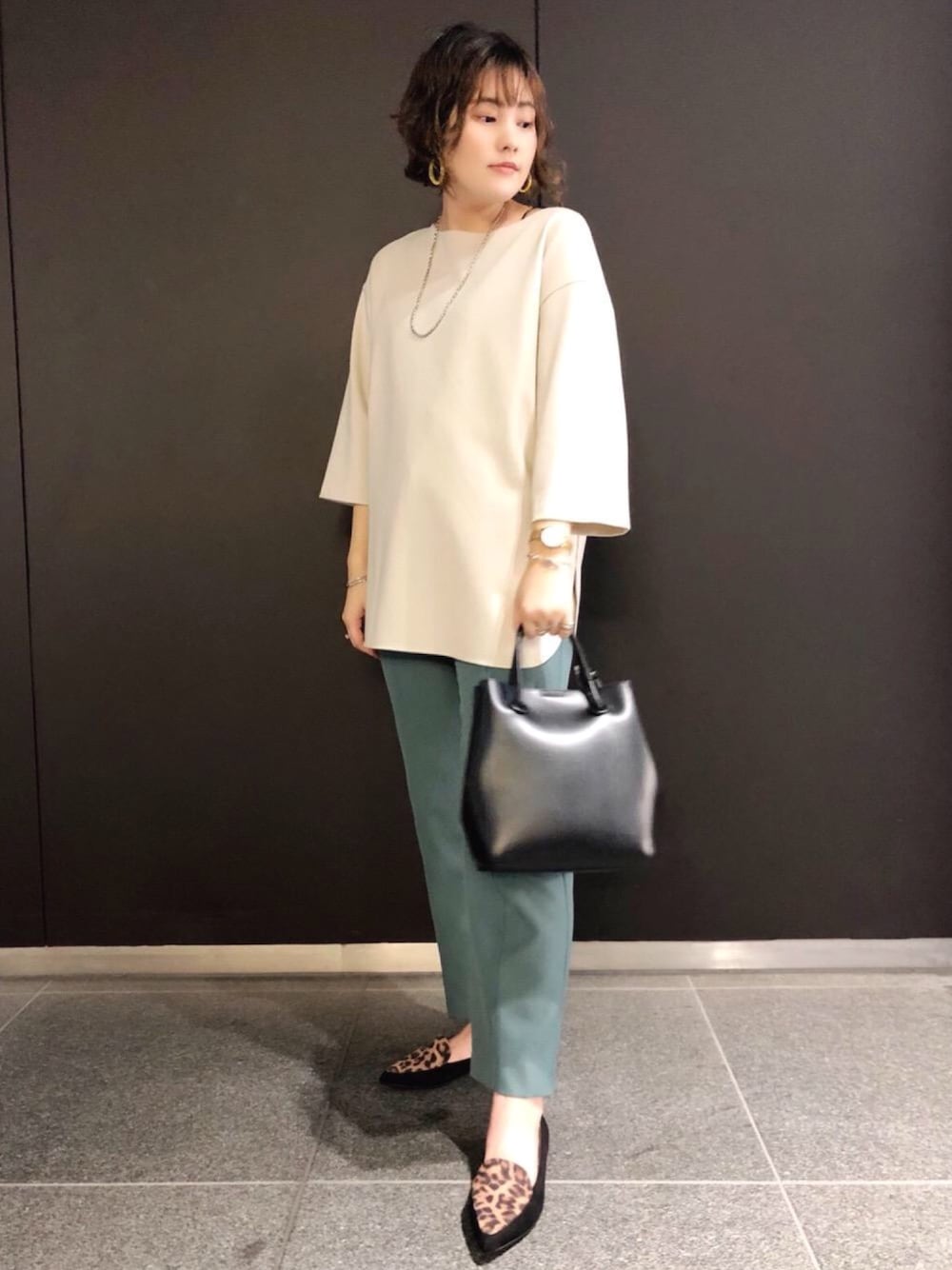 ブラック系のショルダーバッグ、その他のパンプス、グリーン系のその他パンツを着用したレディースの秋コーディネートの1枚目の写真