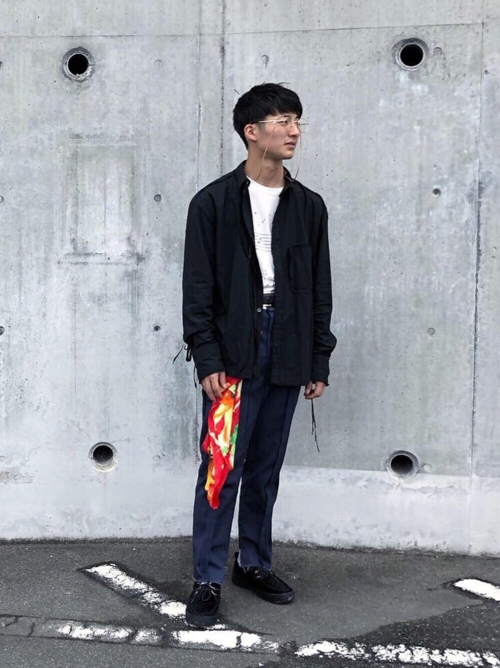 「シンプル、midorikawa、bowwow、SATISFY、スカーフ、グラスコード、Hender Scheme、春夏コーデ、低身長」｜「BOW WOWのBOWWOW INSIDEOUT DICKIES TROUSER（パンツ、ブラック系）」を使った、Seiki Kobayakawaさん（メンズ・169cm）の春コーディネートの1枚目の写真