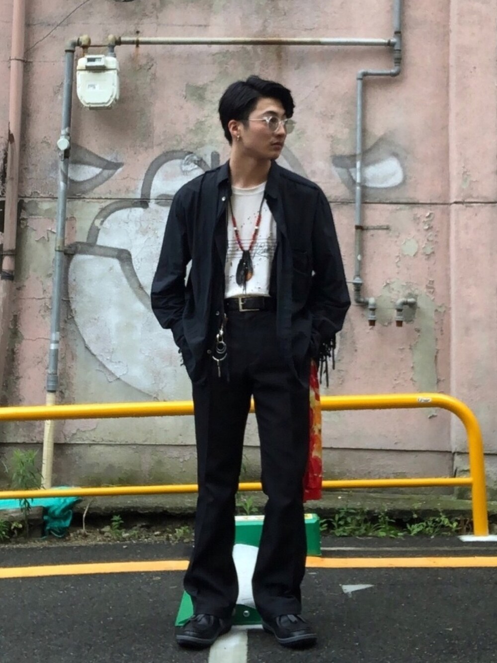 「オトナカジュアル、シンプルコーデ、夏コーデ、スカーフ、midorikawa、SATISFY、clarks、Rooster King、ワントーンコーデ、服飾学生」｜「BEAMSのBEAMS / シューカット パンツ（その他パンツ、ブラック系）」を使った、Seiki Kobayakawaさん（メンズ・169cm）の夏コーディネートの1枚目の写真