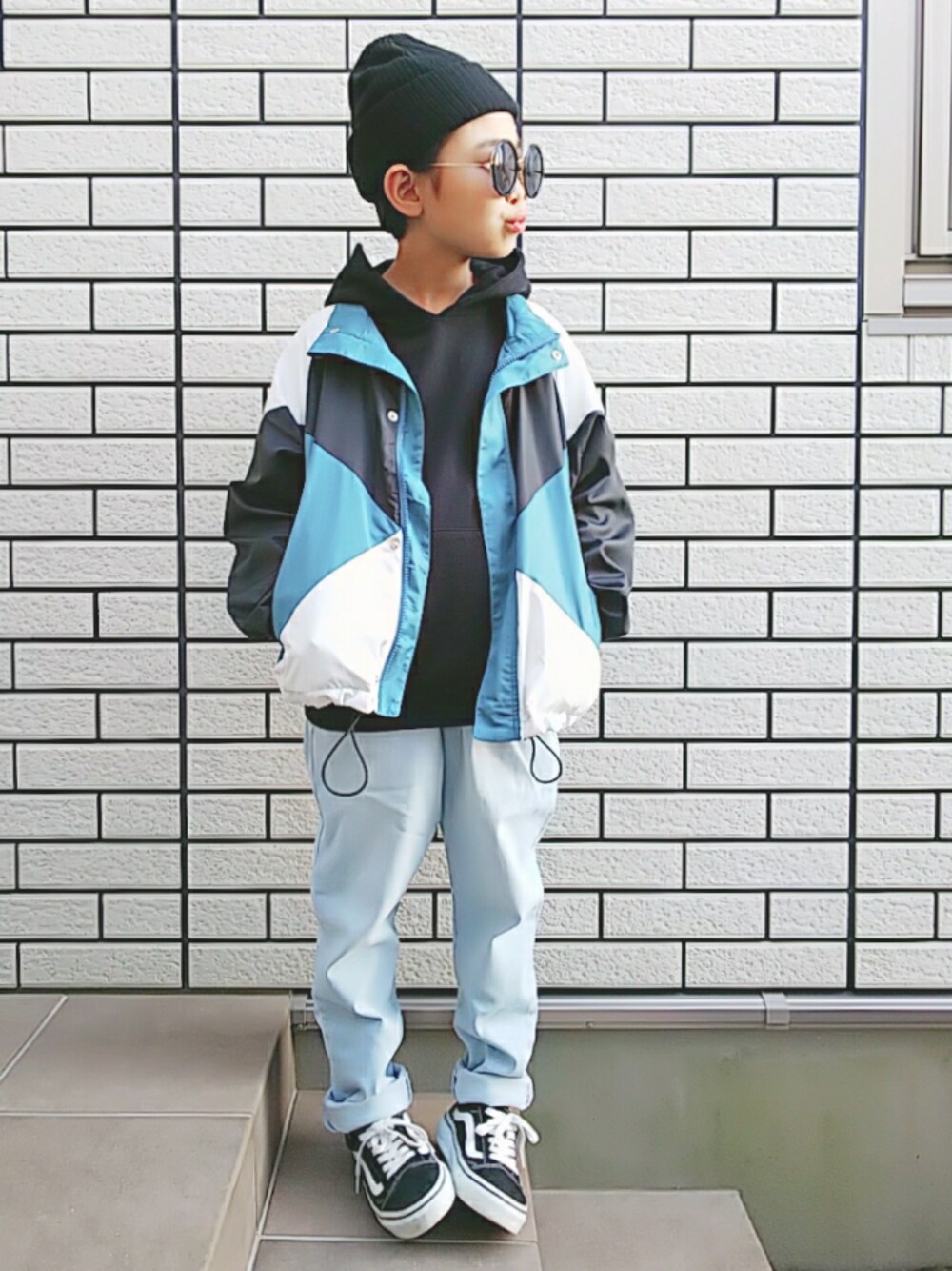 「キッズコーデ、devirock、ボーイズライク、ニット帽、ナイロンジャケット、デニムパンツ、パーカー、VANS、(※カッコが好きです)、スポーツミックス」｜「WEGOのWEGO/2WAYショートニットキャップ（ニットキャップ/ビーニー、ブラック系）」を使った、きゃなこさん（キッズ・128cm）の冬コーディネートの1枚目の写真