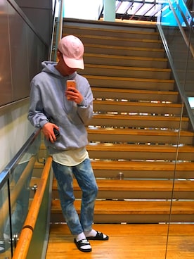 「ブリーチデニム」｜「アイテム（サンダル）」を使った、HIROさん（メンズ・183cm）の冬コーディネート