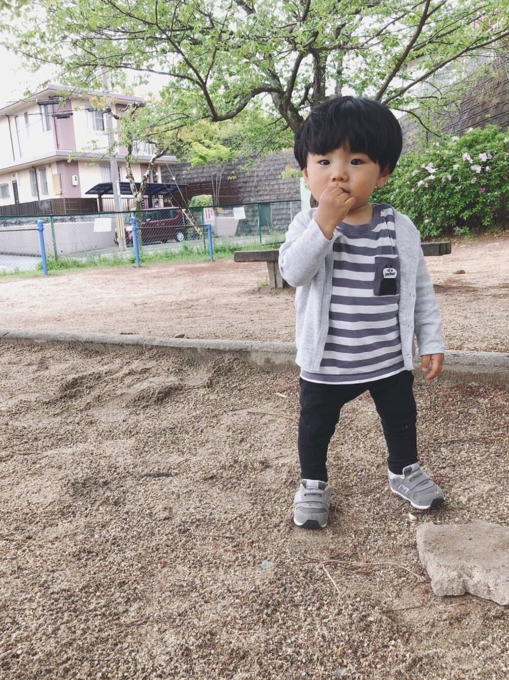 「おとこのこ、1歳、ボーダー、モノトーン、平成最後、petit bateau」｜「BREEZEのもっとスキニーパンツ 10分丈（その他パンツ、ブラック系）」を使った、AoKanaさん（キッズ・80cm）の春コーディネートの1枚目の写真