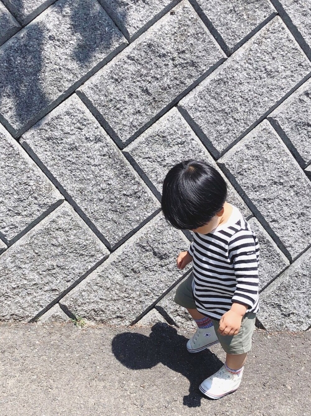 「おとこのこ、1歳、短パン、ボーダー」｜「quoti use fithの16/- ボーダーテンジク 長袖 Tシャツ（Tシャツ/カットソー、ブラック系）」を使った、AoKanaさん（キッズ・80cm）の春コーディネートの1枚目の写真