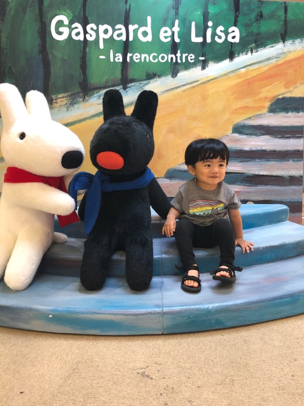 「オーバーサイズ、男の子、1歳」｜「patagoniaのパタゴニア / ベビー・フィッツロイ・スカイズ・オーガニック・Tシャツ（Tシャツ/カットソー、グレー系）」を使った、AoKanaさん（キッズ・74cm）の夏コーディネートの1枚目の写真