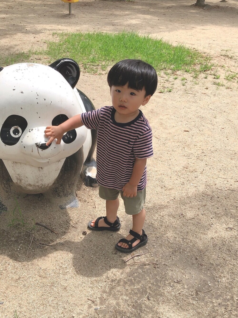 「夏だ！Tシャツ着よう！、公園、1歳、男の子」｜「POLO RALPH LAUREN CHILDRENSWEARのストライプド コットン ジャージー Tシャツ（Tシャツ/カットソー、レッド系）」を使った、AoKanaさん（キッズ・74cm）の夏コーディネートの1枚目の写真