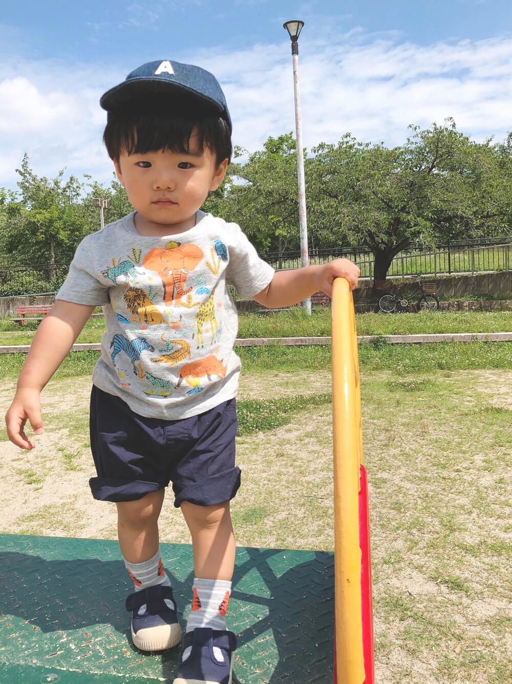 「夏だ！Tシャツ着よう！、1歳、男の子」｜「GAPのGap グラフィック半袖Tシャツ（Tシャツ/カットソー、グレー系）」を使った、AoKanaさん（キッズ・74cm）の夏コーディネートの1枚目の写真
