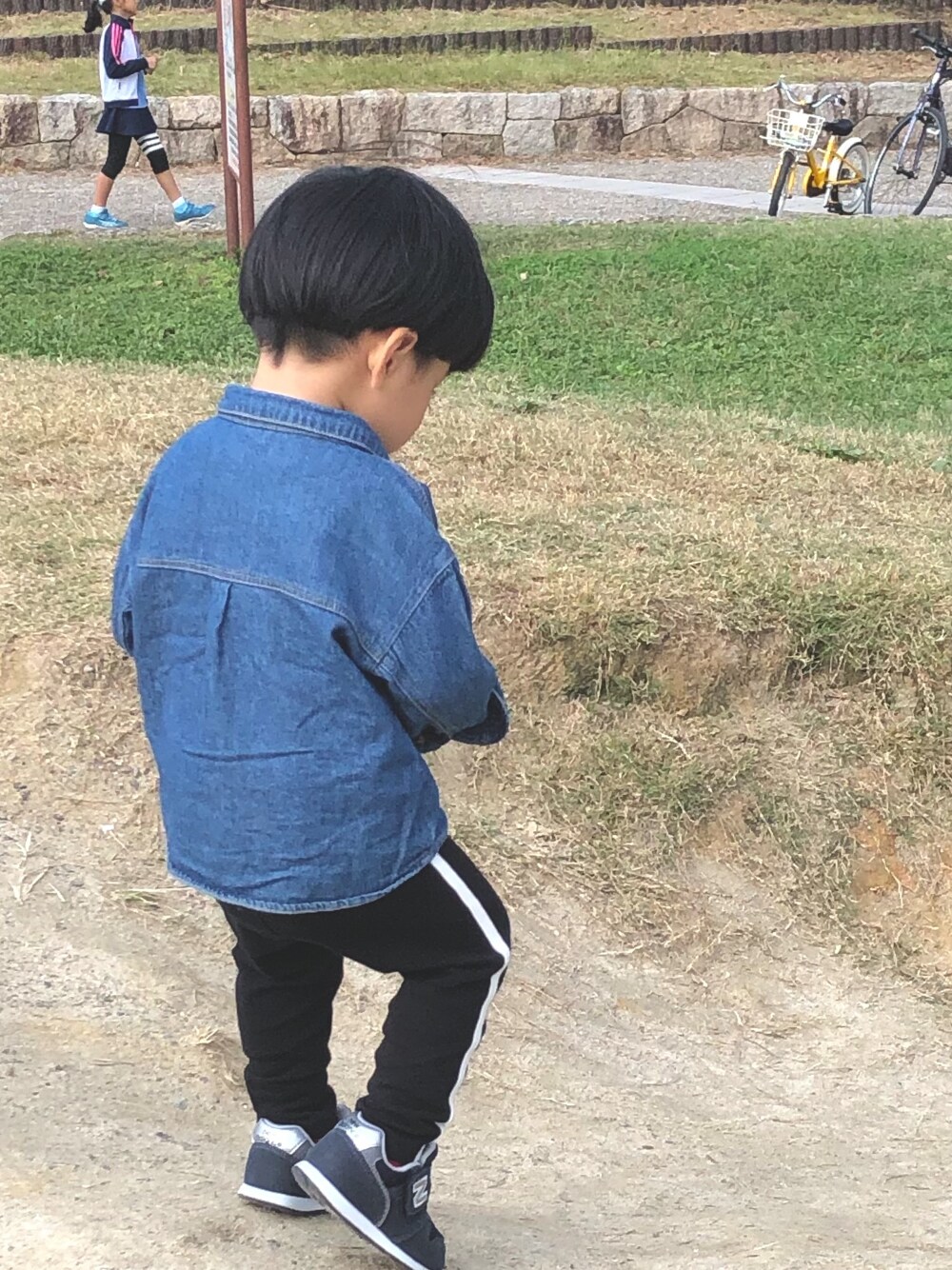 「男の子コーデ、1歳、おとこのこ、シンプル」｜「Birthdayのアイテム（シャツ/ブラウス、ブルー系）」を使った、AoKanaさん（キッズ・80cm）の秋コーディネートの1枚目の写真